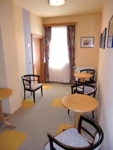 een wachtkamer met tafels en stoelen en een raam bij Wohnen beim Bäcker Weinberger in Ybbs an der Donau