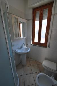 Ванна кімната в Appartamenti Camelia e Gabry - Zona mare con posti auto e terrazze