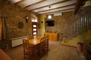 comedor con mesa, sillas y TV en Casa Llebra II, en Roquetes