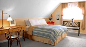 1 dormitorio con cama, escritorio y mesa en Tekdiv B&B, en Lansdowne