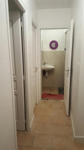 W łazience znajduje się umywalka, toaleta i umywalka. w obiekcie Chambres à PARIS w mieście Ivry-sur-Seine