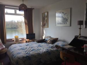 a bedroom with a bed and a window at Chiswick Riviera with free parking in London