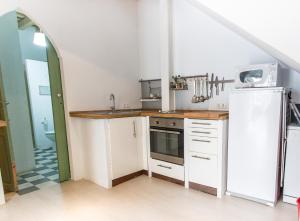 a kitchen with a sink and a refrigerator at Apartamento Sirocco in Tarifa