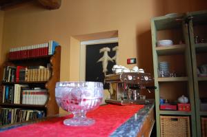 a kitchen counter with a glass bowl on a red table at B&B Sant'Antonio in Gramignazzo