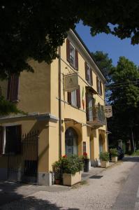 een geel gebouw met planten ervoor bij B&B Sant'Antonio in Gramignazzo