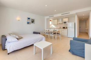 Kuchyň nebo kuchyňský kout v ubytování Bagari Apartments Camp de Mar
