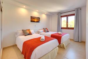 sypialnia z dwoma łóżkami i oknem w obiekcie Bagari Apartments Camp de Mar w mieście Camp de Mar