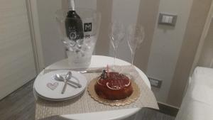 フォンディにあるNinna Nannaのチョコレートケーキとワイングラス付きのテーブル