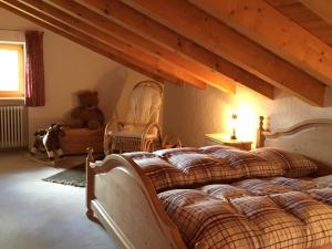 um quarto com 2 camas e um ursinho de peluche em Haus Erika em Oberreute