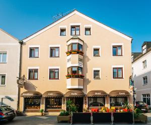 ein großes Gebäude mit Blumen davor in der Unterkunft Hotel garni Fuchs in Eichstätt