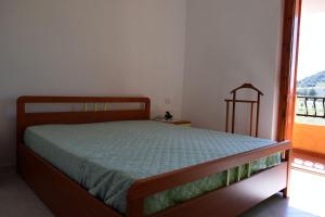 ヴィッラシミーウスにあるAppartamento Sandersのベッドルーム1室(ベッド1台、大きな窓付)