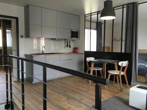 Dapur atau dapur kecil di Appartements Les Rochelais