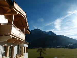 ein Gebäude mit Bergblick in der Unterkunft Beim Wagner in Waidring