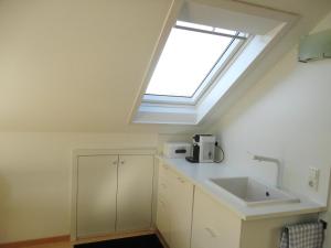 a bathroom with a sink and a skylight at Ferienapartment Ida in Lorch +96 photos