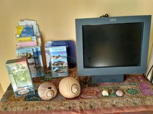 A television and/or entertainment centre at 9 Musses ROOMS-studios