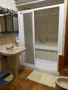 een badkamer met een douche en een wastafel bij Casa Mar Azul in Arinaga