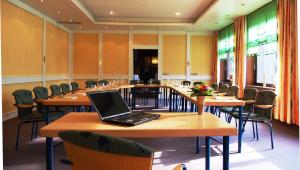 NeuenkirchenにあるLandidyll Wilminks Parkhotelのノートパソコン(テーブルの上に設置)
