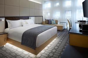 蒙特婁的住宿－芒特斯蒂芬酒店，酒店客房设有一张大床和一张沙发。