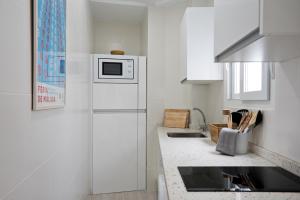 Kuchyňa alebo kuchynka v ubytovaní Luxury Apartment Picasso by Nagoa Homes