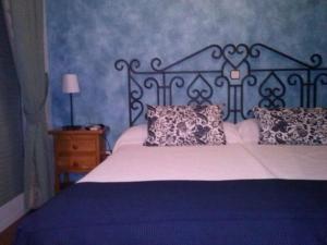 阿爾摩洛克斯的住宿－Bar Posada Bemi，卧室内的一张带两个枕头的床