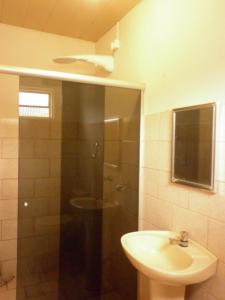 a bathroom with a shower and a sink at Pousada Estrela Matutina in Pirenópolis