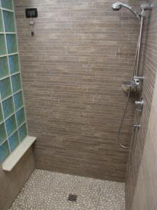 メッツァーナにあるResidence Bucaneveのタイルフロアのバスルーム(シャワー付)
