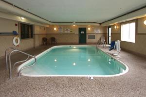 a large jacuzzi tub in a large room at New Victorian Inn & Suites Lincoln in Lincoln