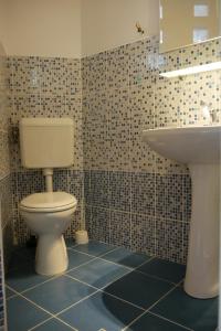 サトゥ・マーレにあるCasa Boerのバスルーム(トイレ、洗面台付)