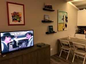 TV a/nebo společenská místnost v ubytování La Casa nel Parco