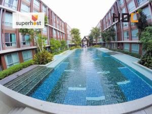Het zwembad bij of vlak bij HOC2 Apartment Santitham Chiang Mai