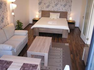 Un pat sau paturi într-o cameră la Gonda Apartments