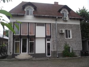 a house with glass doors and a brown roof at Villa Carmelita in Craiova