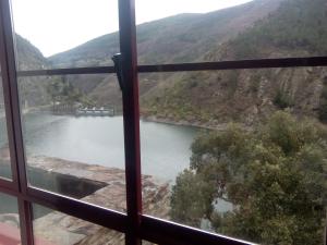 una ventana con vistas al lago en Hotel Las Grandas, en Vistalegre