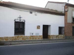 un edificio blanco al costado de una calle en Caballero de Castilla, en Santiuste de San Juan Bautista