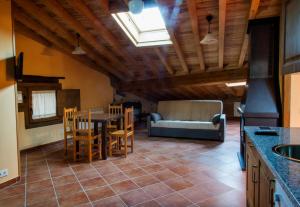 a living room with a table and a couch at Molino del Medio Apartamentos Rurales in Robledillo de Gata