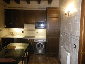 cocina con lavadora y fogones en Caballero de Castilla, en Santiuste de San Juan Bautista 24 fotos más