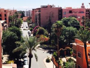 una calle de la ciudad con palmeras y edificios en Sabor Apart Gueliz -Only Family-, en Marrakech
