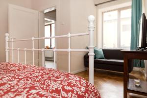 クルジュ・ナポカにあるOld City Apartments Eroilor - ULTRACENTRAL & FREE PARKINGのベッドルーム(ベッド1台、ソファ付)