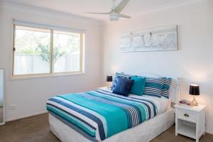 Een bed of bedden in een kamer bij Gold Coast Theme Park Family Villa