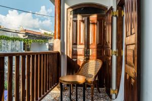 einen Stuhl und einen Tisch auf dem Balkon in der Unterkunft Prince of Galle (inside the Fort) in Galle