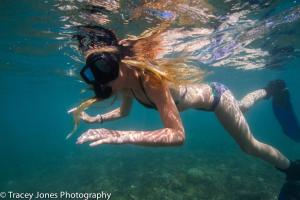 uma mulher está nadando na água em Bali Reef Divers Tulamben em Tulamben