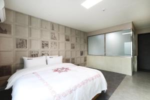 Uma cama ou camas num quarto em Hotel Mondavi