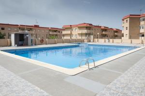 Bazén v ubytování Apartamentos Tesy nebo v jeho okolí