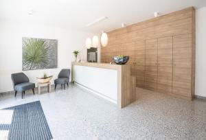 ein Wohnzimmer mit einer Theke und 2 Stühlen in der Unterkunft Ambienthotel Tassilo in Dingolfing