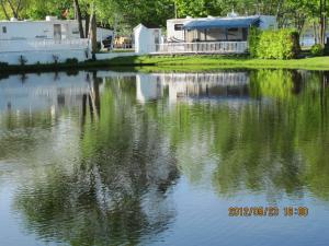Výhled na řeku, která protéká v blízkosti motelu