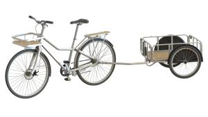 una bicicletta con un carrello dietro di Logis Hôtel Terre de Loire a Belleville-sur-Loire