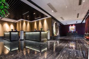 um lobby de um hotel com uma sala de espera em Yiwu Kasion Purey Hotel em Yiwu