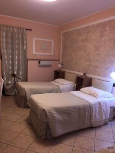una habitación de hotel con 2 camas en una habitación en Hotel Martin, en Volpiano