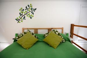 ナポリにあるB&B Teclaのベッド(緑のシーツ、枕付)