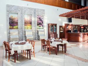 a restaurant with tables and chairs in a room at Hotel Restauracja Autos in Solec Kujawski